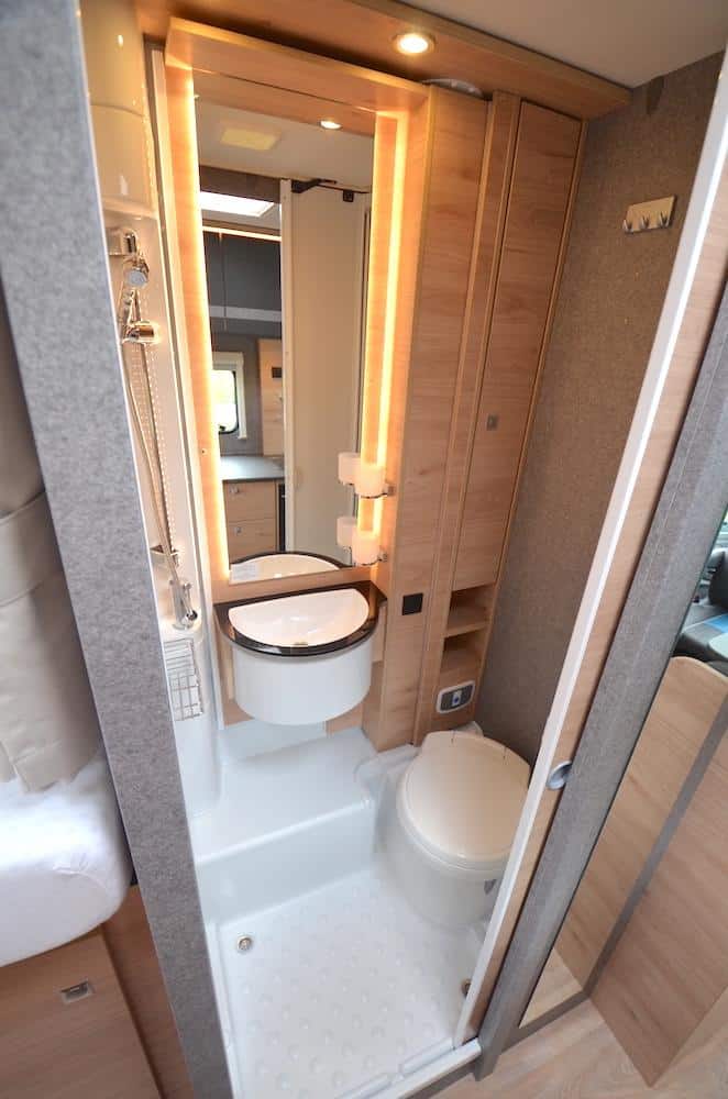 Le compartiment toilette dispose d'une paroi intérieure pivotante.