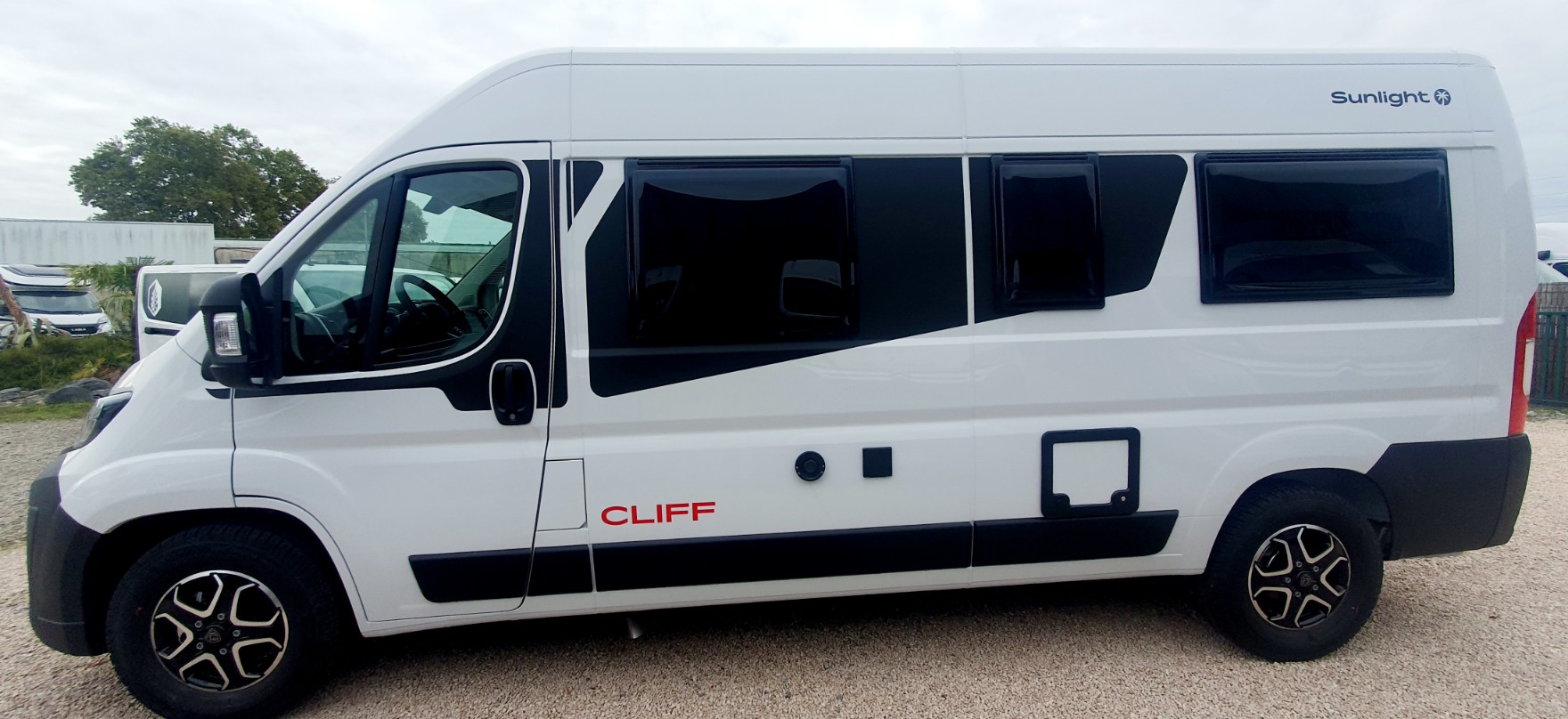 0000013679_fourgon_sunlight_cliff_600_peugeot_boxer_2_2l_140bva_20263.jpg