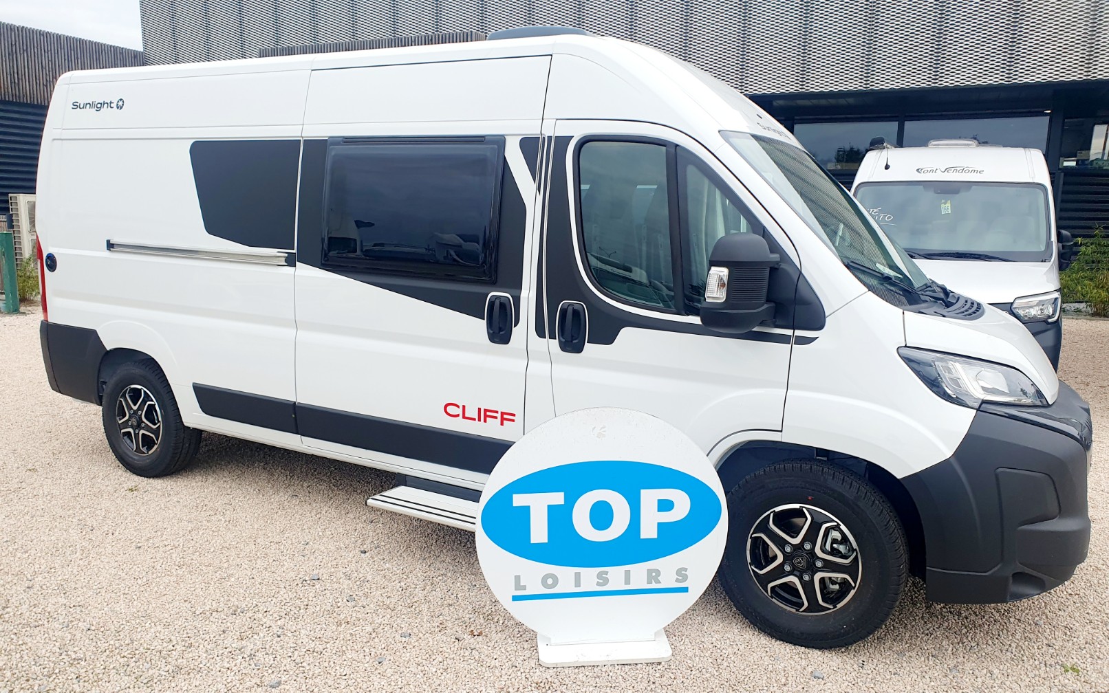 0000013679_fourgon_sunlight_cliff_600_peugeot_boxer_2_2l_140bva_20261.jpg