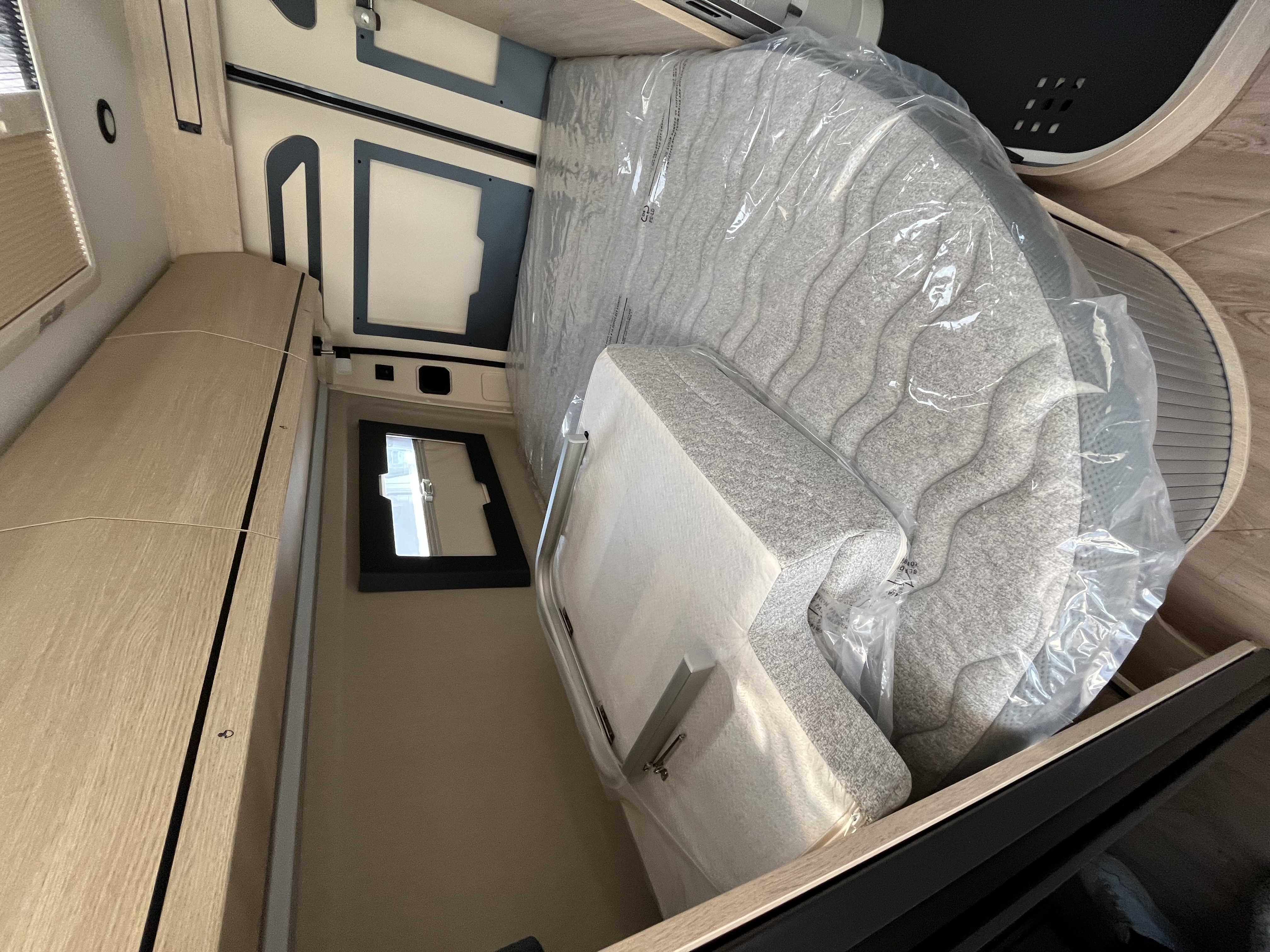 FOURGON RAPIDO V62 65ANS