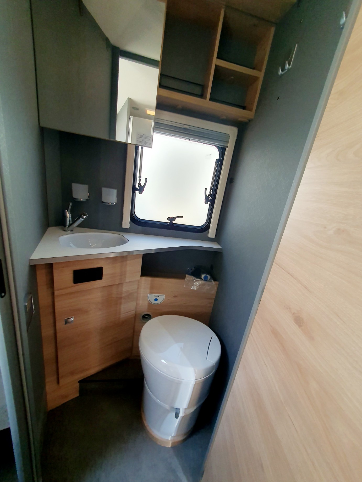 CAMPING CAR DETHLEFFS JUST T 7052 DBL